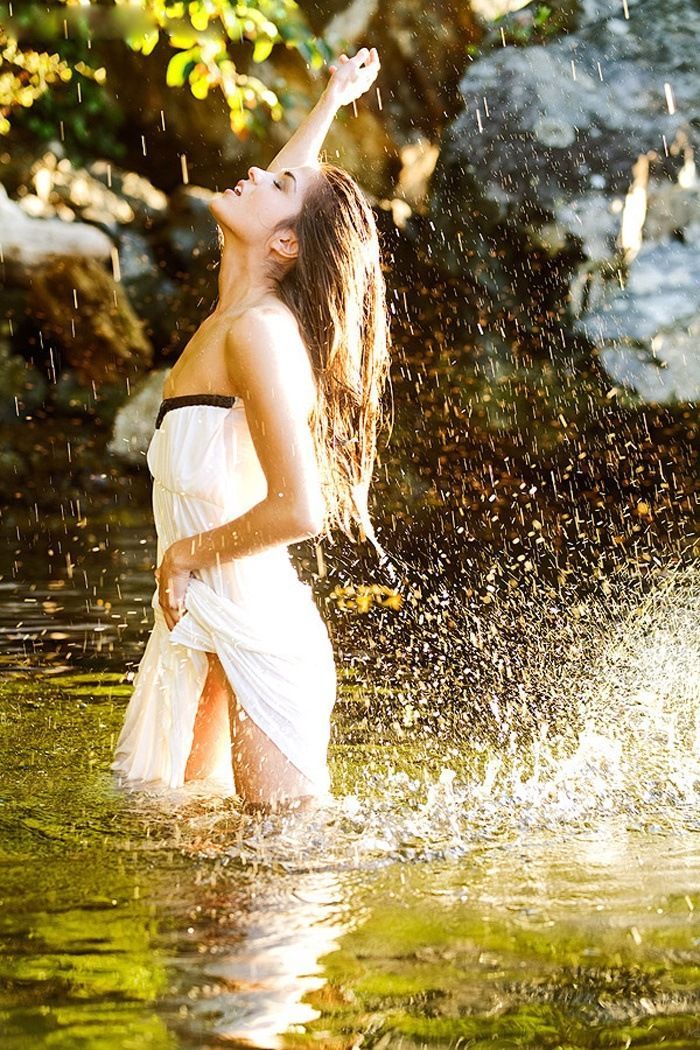 Marie Avgeropoulos in Pacanbaru