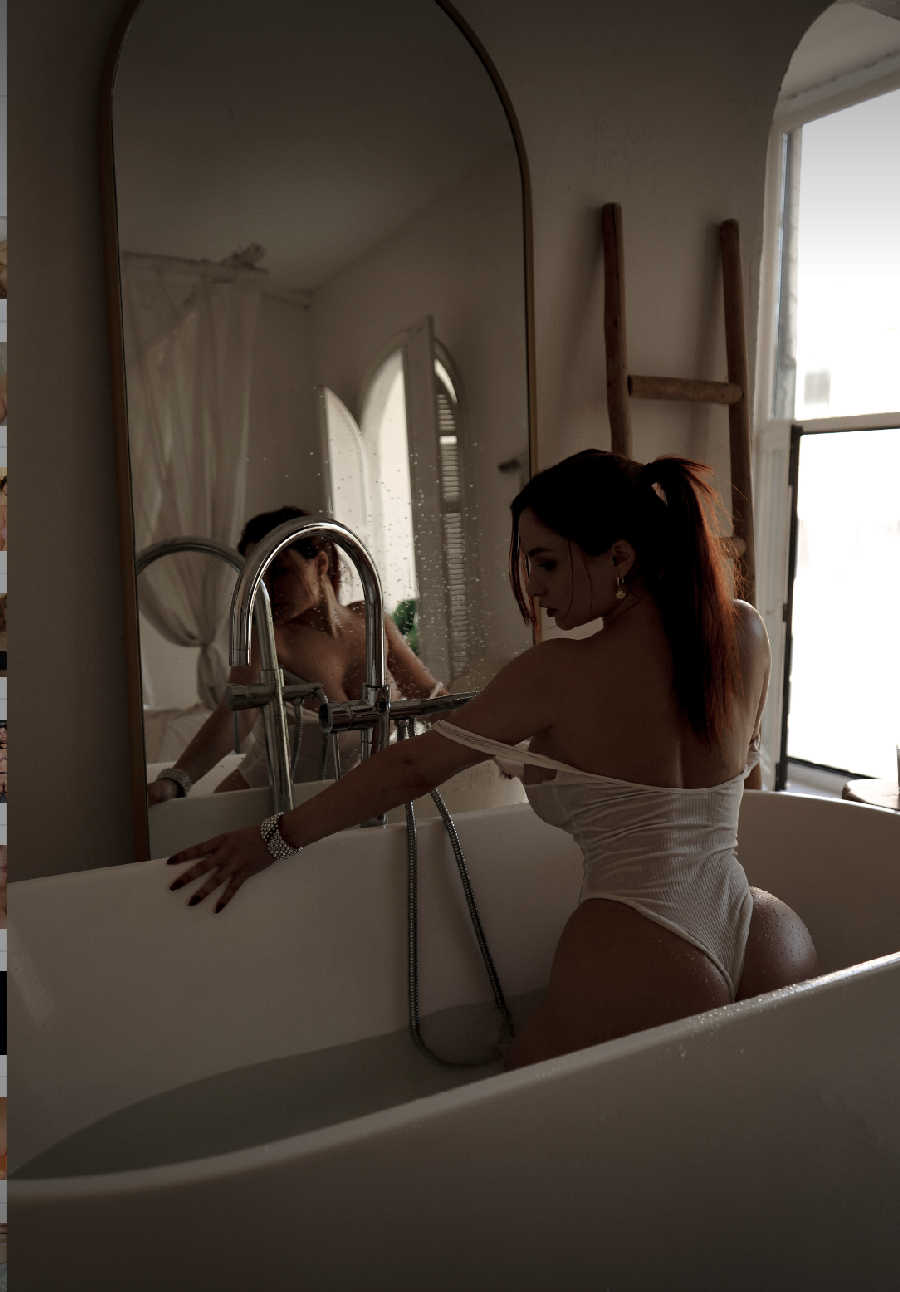 A playful frame from Miranda Faith nude — online in Pacanbaru