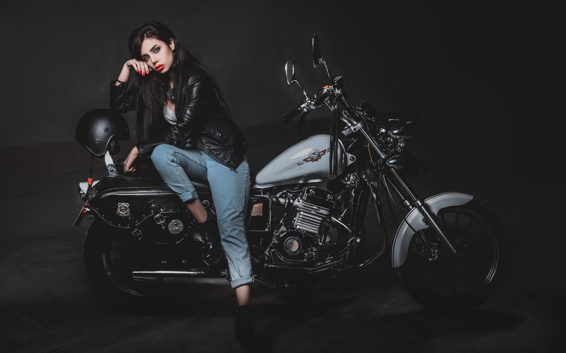 Biker girls: style and drive in Pacanbaru