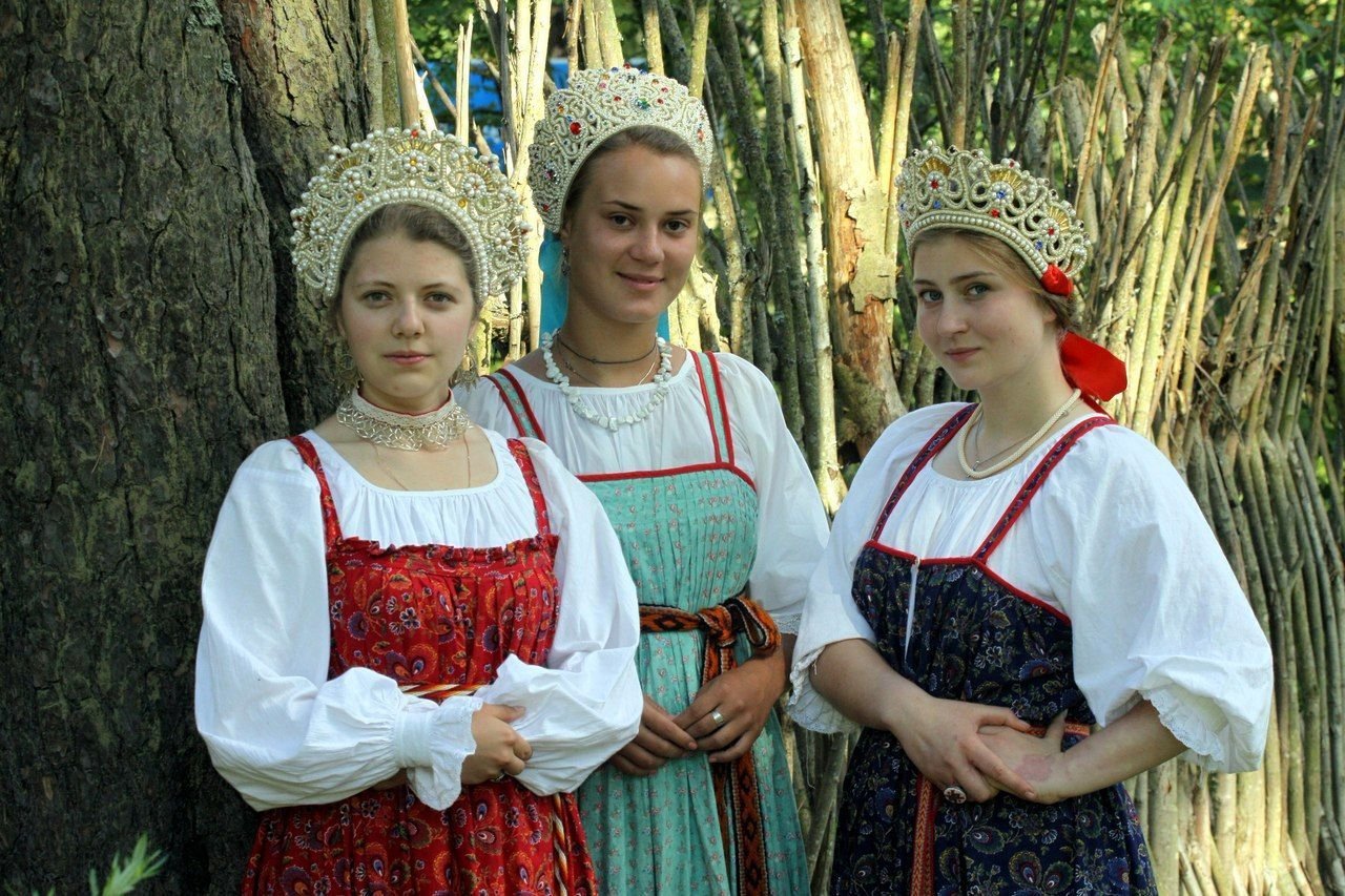 Sexy model Girls in Slavic costumes in Pacanbaru